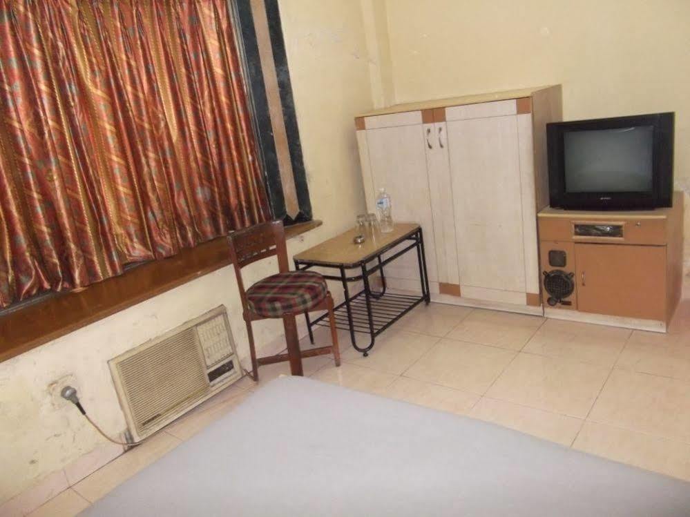 Hotel Palms Navi Mumbai Esterno foto