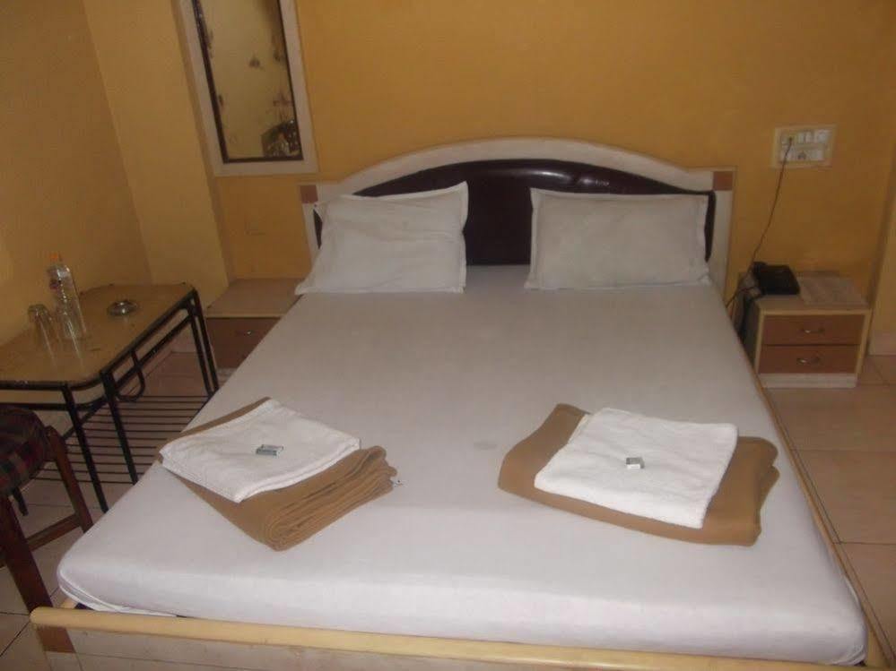 Hotel Palms Navi Mumbai Esterno foto