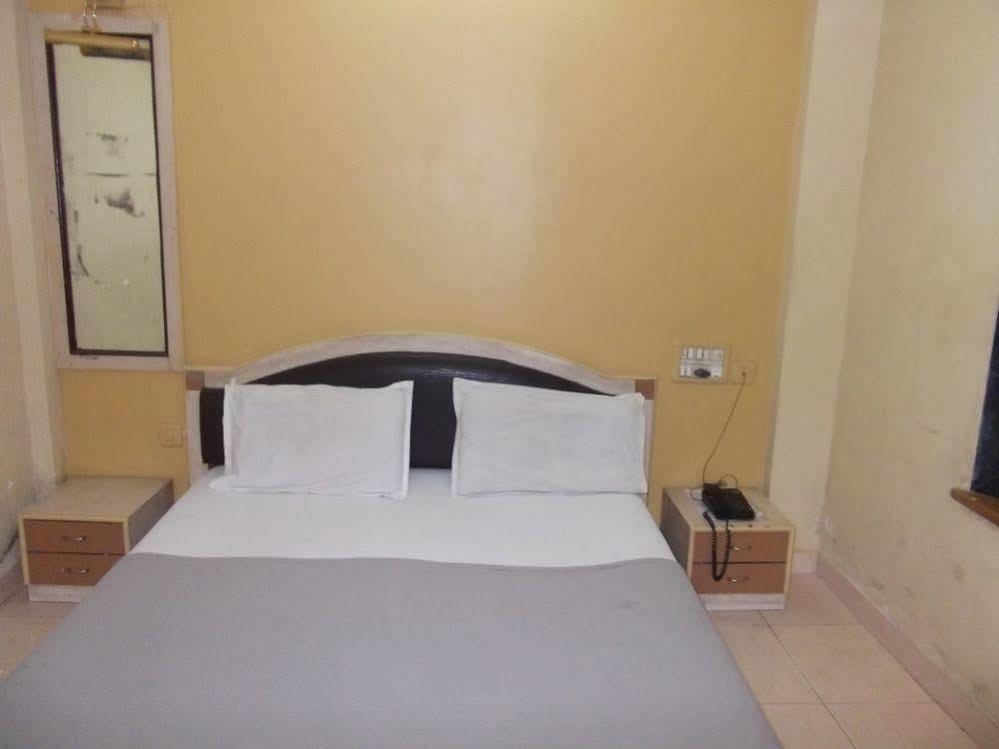 Hotel Palms Navi Mumbai Esterno foto